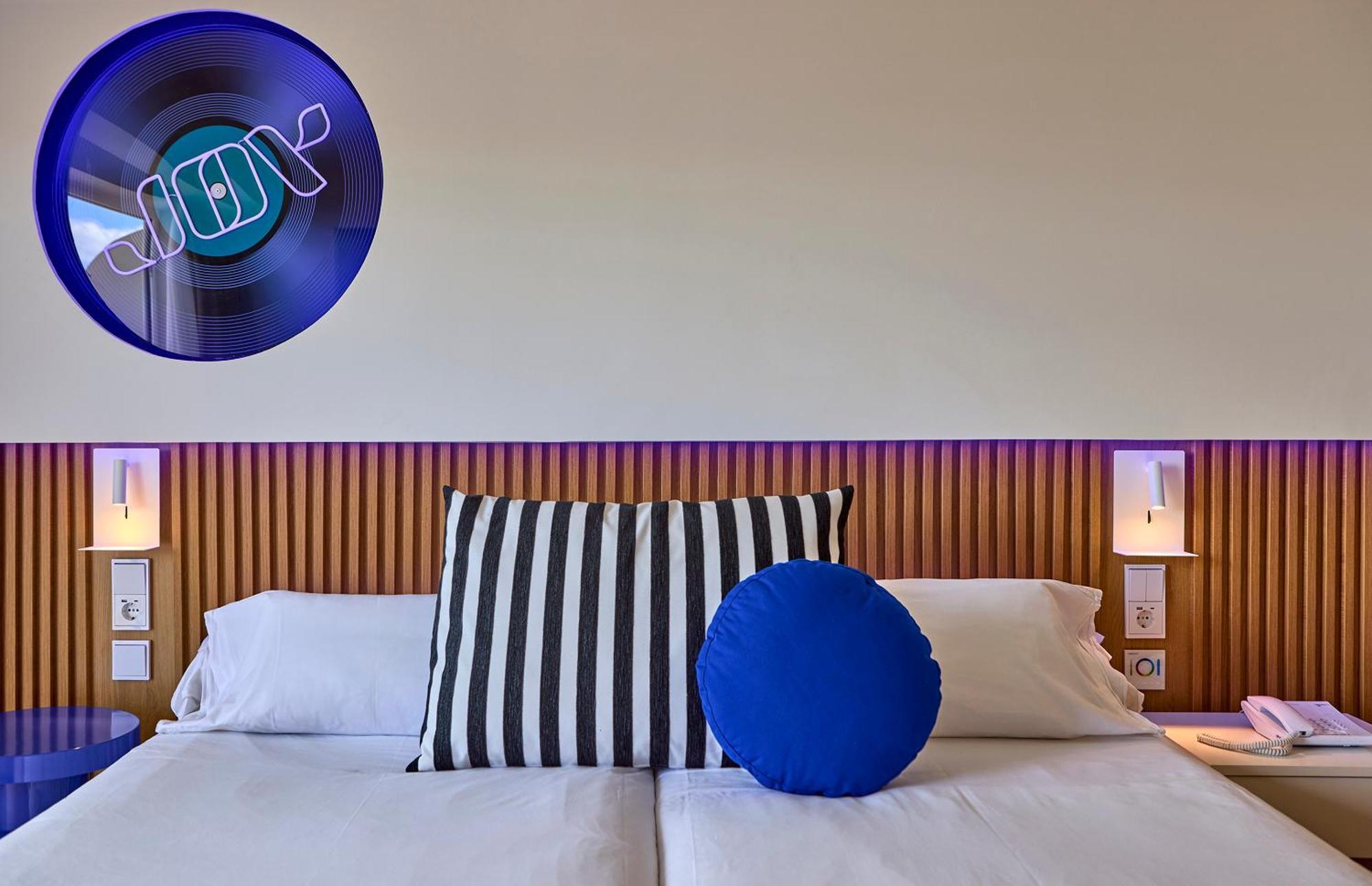 Universal Neptuno - Adults Only