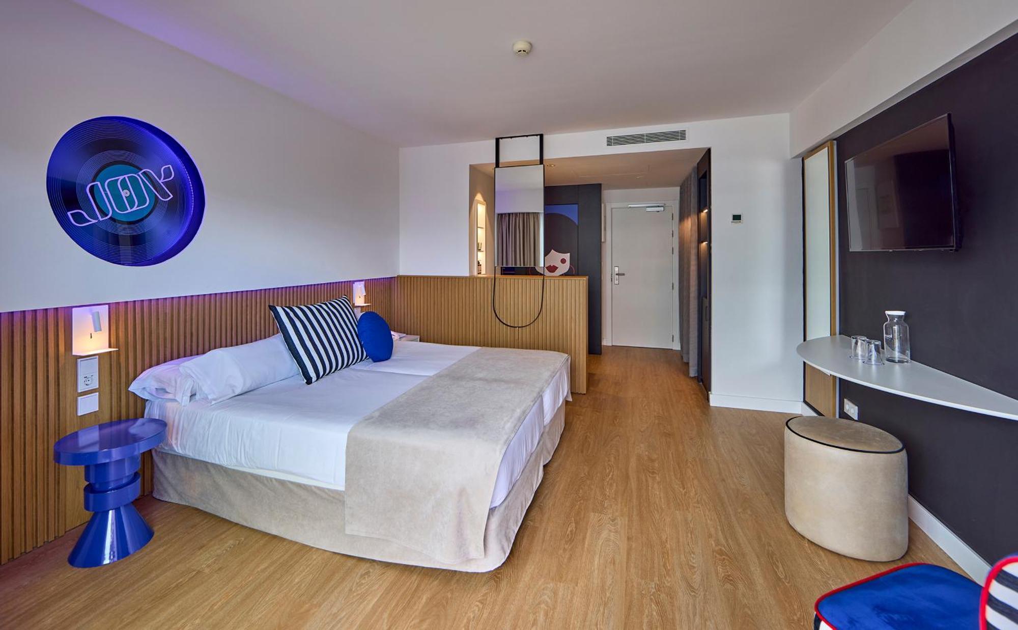 Universal Neptuno - Adults Only